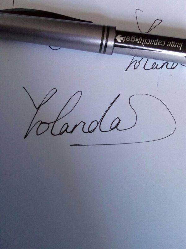 我的英文名字是yolanda 可以帮我设计一个好看的签名么 要好写一点的