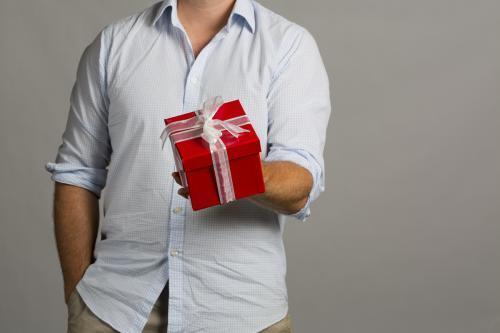 给五十岁左右的男性长辈送什么生日礼物好?