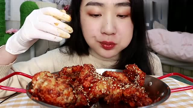 吃播:小姐姐吃油炸鸡腿,撒上红辣椒白芝麻,看着就有食欲