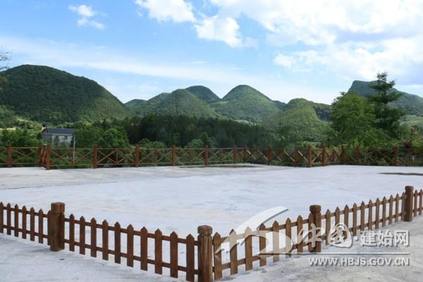 據了解,龍坪鄉店子坪村位于深山之中,有鹽茶古道、茂密森林、特色農業等旅游資源。當代愚公王光國帶領村民修通出山路,謀劃致富路的事跡感動億萬中國人。去年以來,在省、州、縣各級黨委政府的支持下,該村著力打造全省當代紅色教育基地、當代紅色旅游目的地和全省精準扶貧示范基地。
