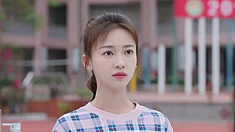 青春 b>创世纪 /b>:钱希西看到明星来了,立刻就抱了.