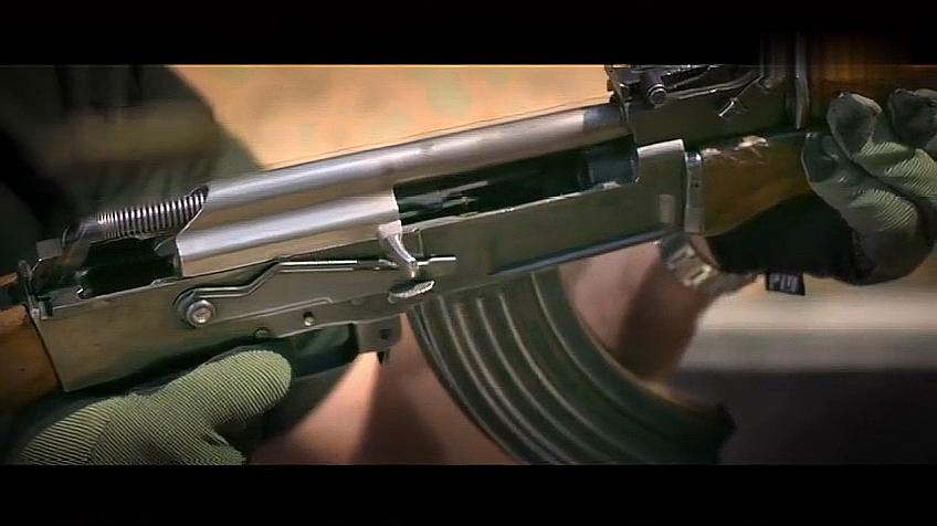 慢镜头展示 ak-47突击步枪射击时子弹上膛与气导活塞的工作 原理