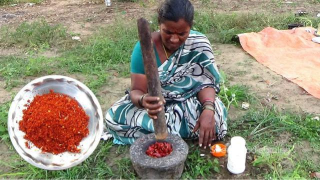 印度人特别能吃辣,实拍 印度老太太制作辣椒面全过程