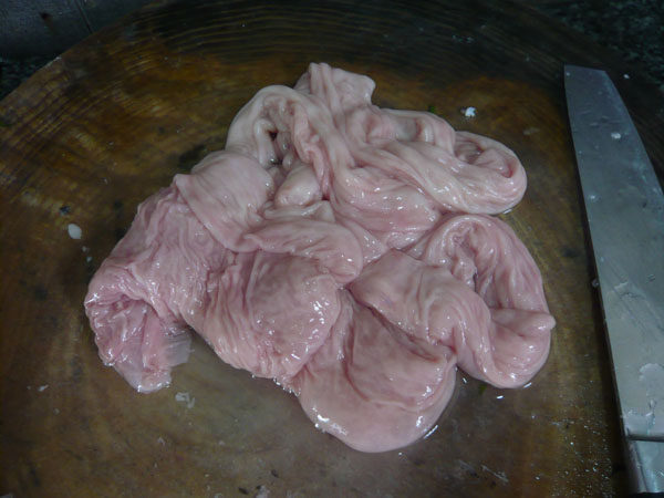 1.猪大肠洗干净,把里面的油弄掉,用生粉,盐,醋精洗干净.