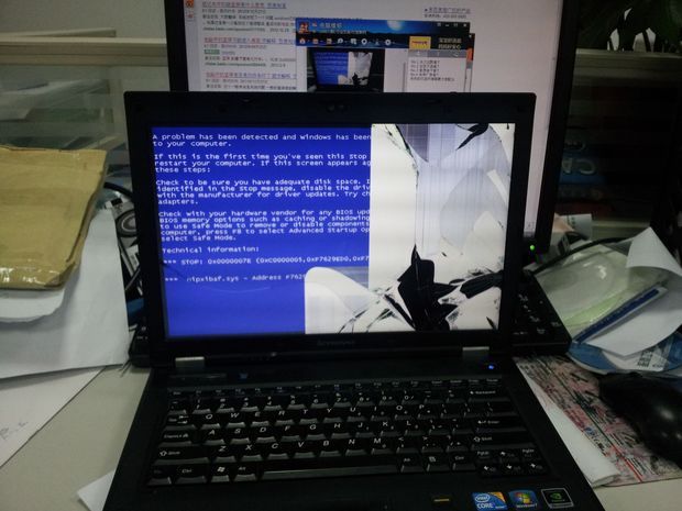 笔记本屏幕摔坏了,开机蓝屏什么意思,要换么 换
