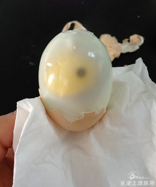 鸡蛋煮熟后蛋黄有黑点能吃吗