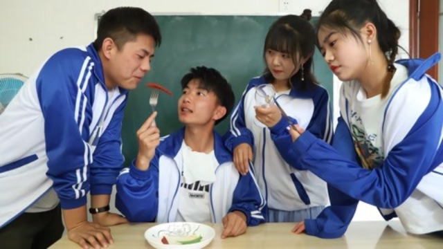 奇葩学生用最洋气的方式 吃辣条,竟把 辣条吃出了西餐的感觉