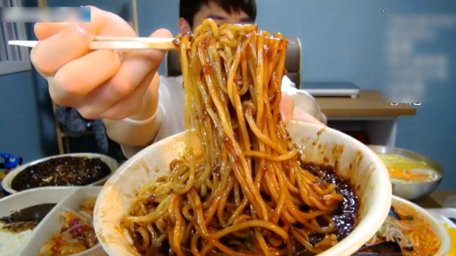 大胃王奔驰小哥吃炸酱面海鲜面,吃一顿饭就得花两个小时吧!