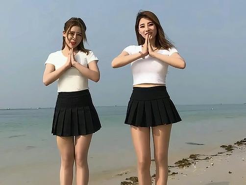 海边咖喱咖喱双人舞!这 舞蹈太魔性啦