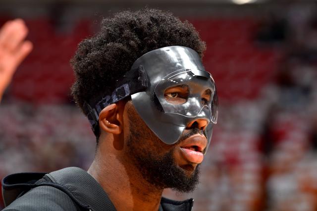 恩比德复出率队大胜热火_带伤出战助76人大胜热火20分,恩比德的面具为