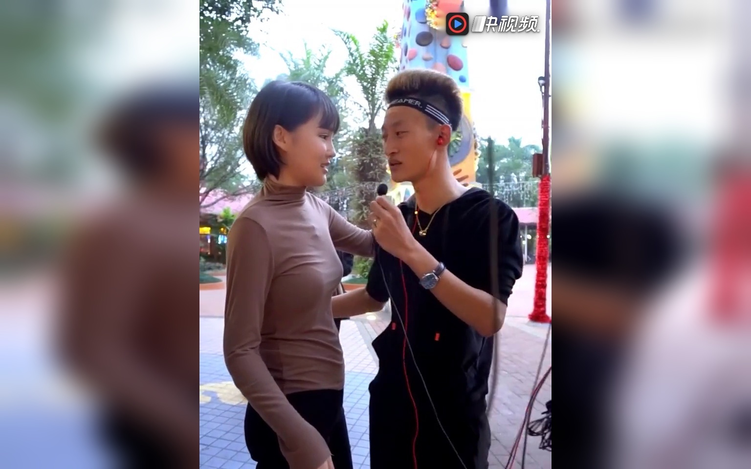 赵本山女儿网名叫球球,被快手网红祁天道拥抱,感觉掉身价啊!