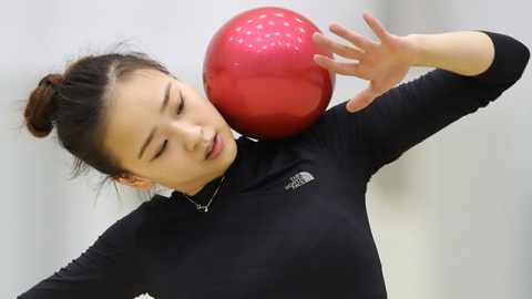 全民情人孙妍在里约训练 下巴夹球秀高空一字马