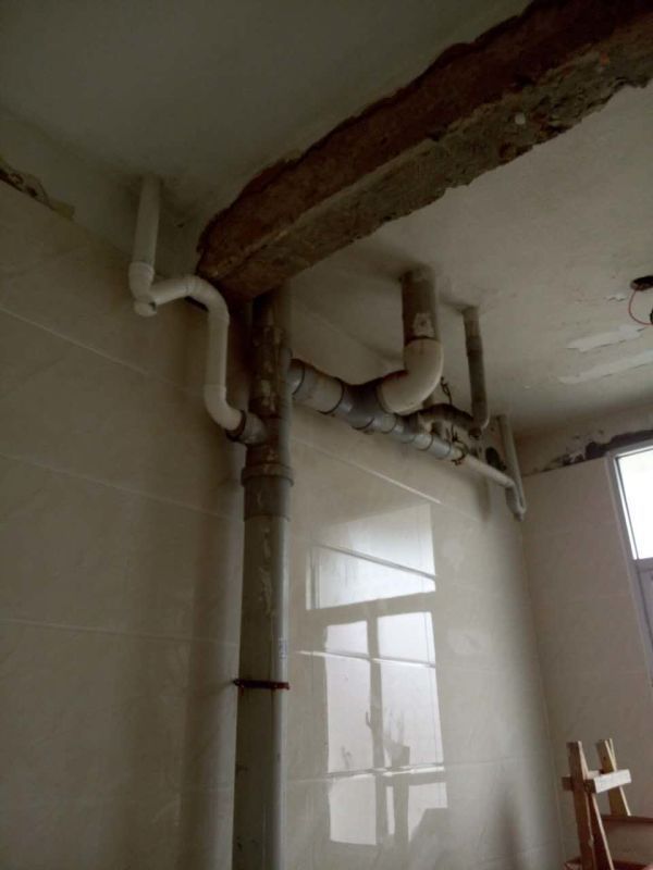 老房子下水管道太低没办法做集成吊顶怎么办,师傅说改不了,装的太低又