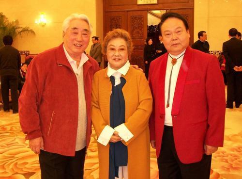 不是! 郭兰英第一任丈夫方浦东先生. 第二任丈夫万兆元先生.