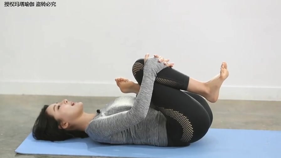 瑜伽黄老师躺姿屈腿拉伸,燃脂塑形增肌,很好的全身燃脂体式