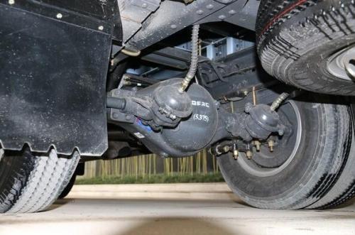 轻卡油刹前轮调刹车视频