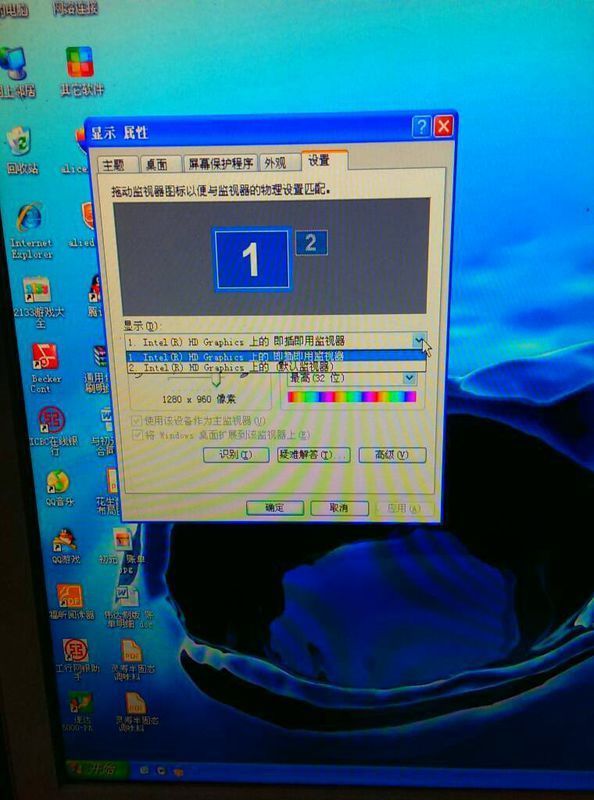 连接电视后如何设置两个显示器显示相同内容?