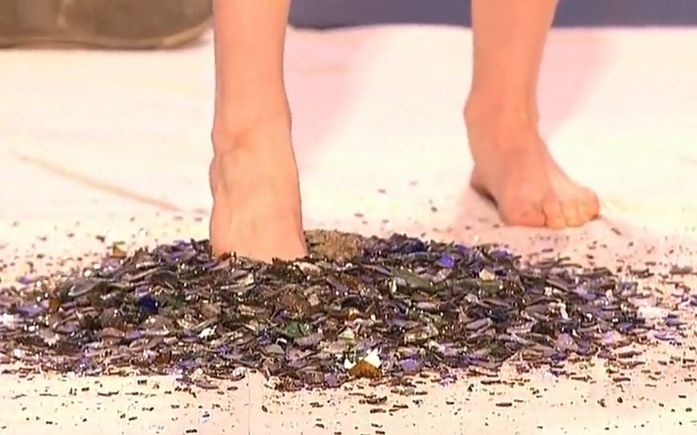 女孩光脚踩碎玻璃,还在上面高兴的蹦跳,这脚板是钢铁做的吗?