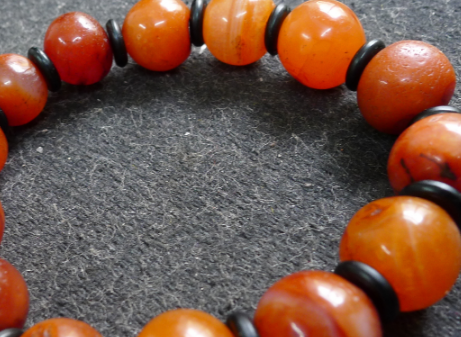 最为突出和神奇的象形是一盏 "心灯(心灵之灯)"据悉成交价高达7位数