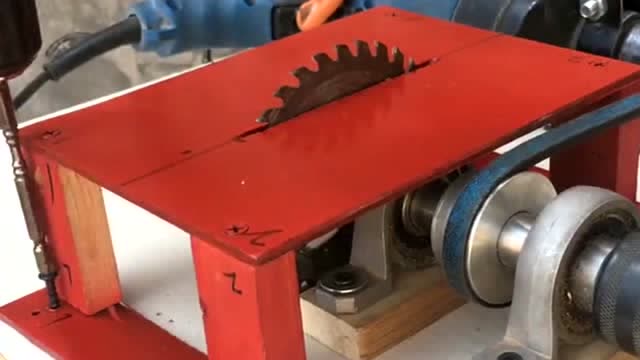 不好用的 电钻改装成小台锯,会有让你意想不到的收获哦!