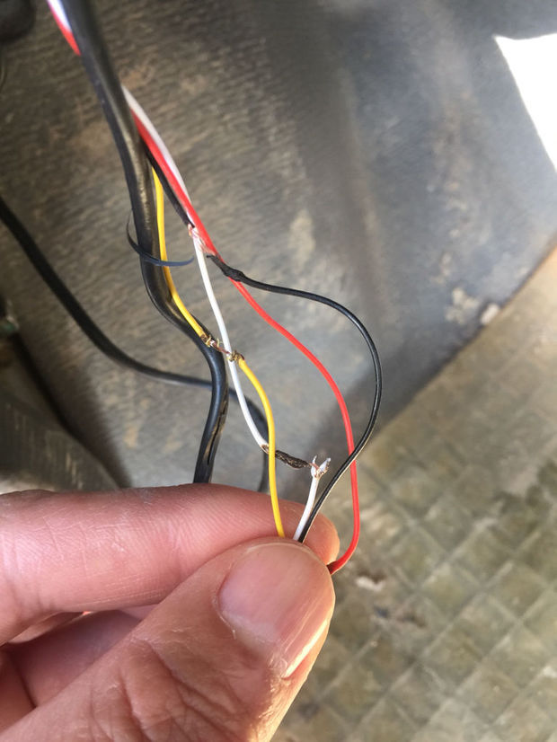 行车记录仪后视摄像头4线头连接线的连接方式是?