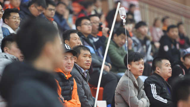 死忠粉! 鲁能球迷手举吊瓶坚持看球