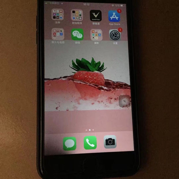 苹果8p手机屏幕调暗左下角有黑块,调亮又没有