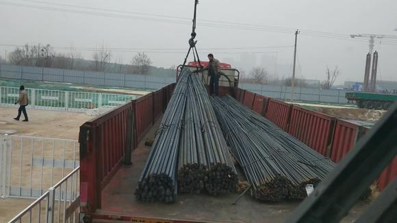 3捆一共9吨的钢筋, 25吨的 吊车能吊起来吗?