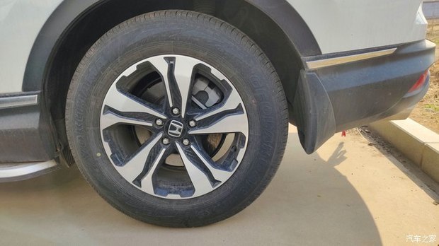 crv只有17寸,不过也是优科豪马的,看来日系车用这个品牌的轮胎还挺多