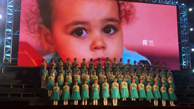 龙山实验小学合唱团广场演出《共同长大》