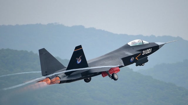 歼31模型喷涂战术标志,国产隐身机低调立项,未来上舰已成定局