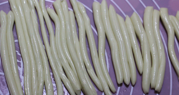 为什么我每次和面后溜条时总是断啊?