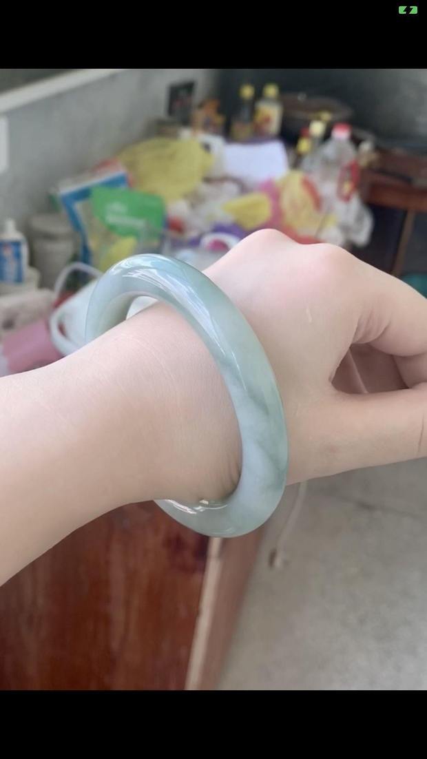 想收这个翡翠镯子高糯化的值得入手吗?价位大概多少,详细一些