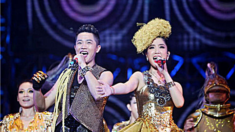 凤凰传奇春晚演绎神曲《自由飞翔》,台下全是欢呼声,观众沸腾了