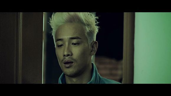 如图 这个男演员是谁 尸城里面的剧照 但是网上的演员表里没他 不是