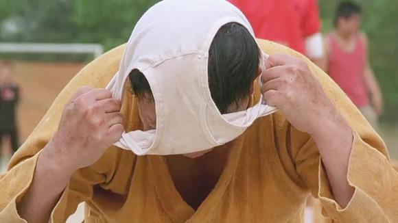 视频:谁输球,谁就头上套内裤,这个足球规则太侮辱人