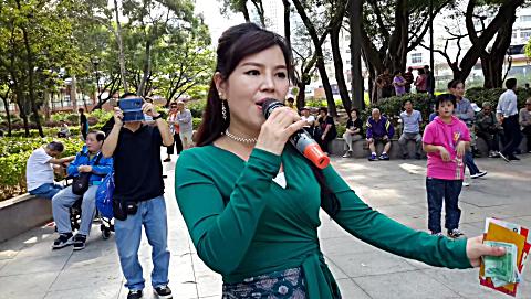 街头艺人小红倾情演唱《换到千般恨》, 不但人漂亮歌曲唱的也好听