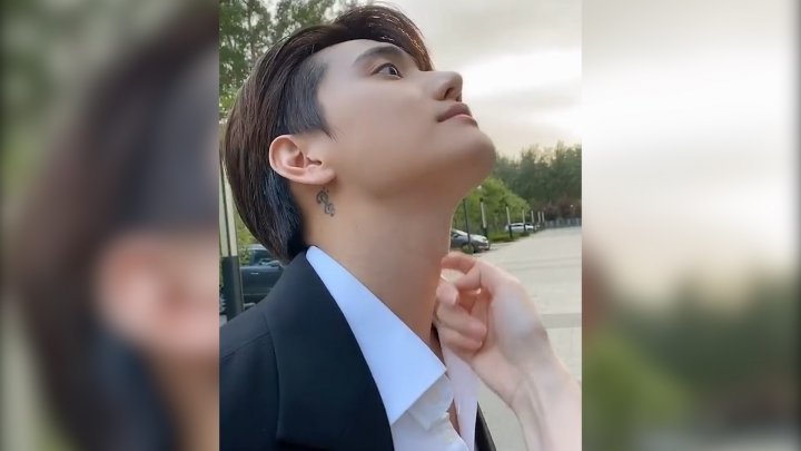  b>张檬 /b>秀恩爱晒小五 b>视频 /b>,摸到了小五的喉结