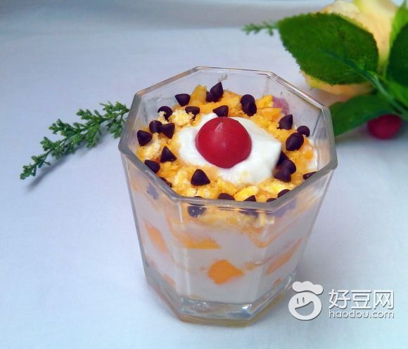 做好的酸奶和芒果一搭,再放点饼干碎撒点巧克力豆,漂亮又好吃!
