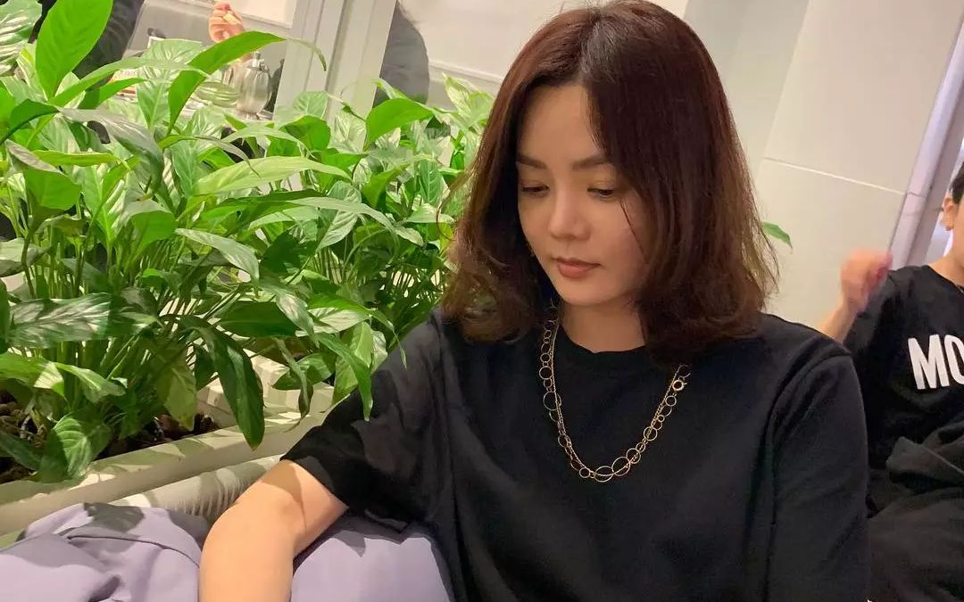  b>蔡琳 /b>否认与高梓淇离婚后首现身,戴婚戒甜笑聚会一脸幸福