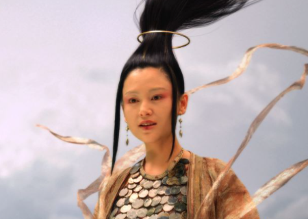 讲述了一个穷孩子受到命运女神眷顾,成为世上最美的倾城王妃,但命运
