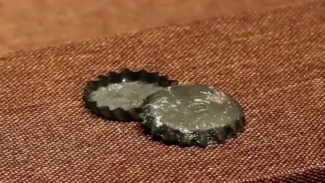 博物馆展出的明代银香盒,以为是 酒瓶盖,直到看到上面的洞洞!