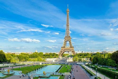 法国巴黎埃菲尔铁塔作文300字