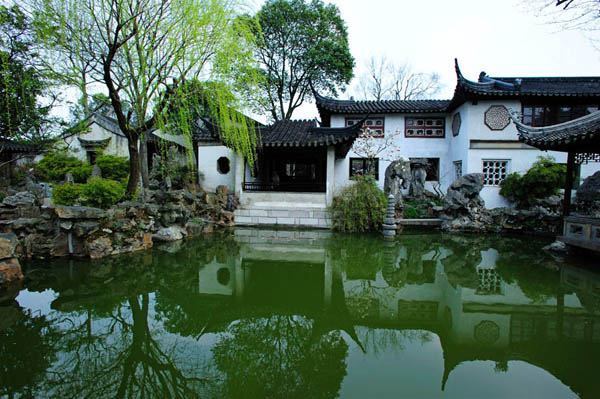 绿荫 明高启葵花诗:"艳发朱光里,丛依绿荫边.