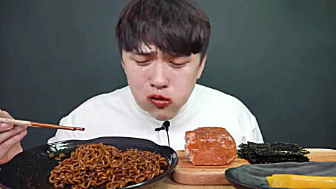韩国大胃王吃火鸡面被辣到满头大汗,狂喝可乐猛塞紫菜解辣,看着好可怜