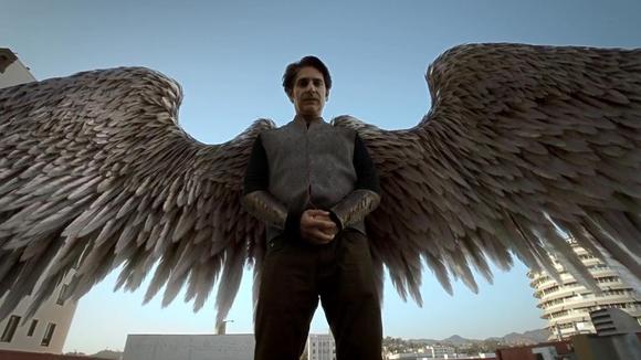 路西法第二季5集a,大天使法力被老爹收回,被兄弟揍的头破血流