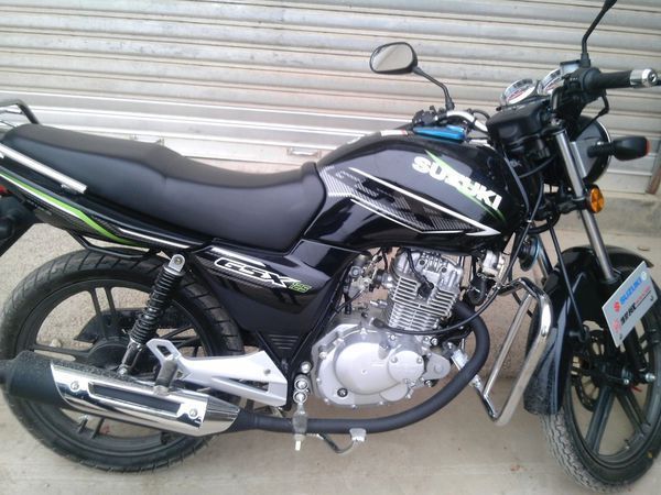 摩托车旁边有个GSX是什么牌子的摩托车