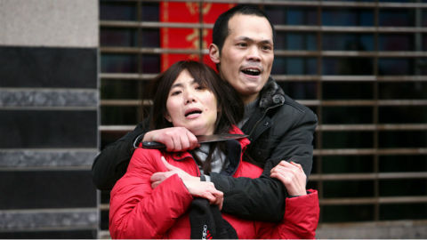 抢匪医院劫持人质, 神勇护士送水一枪毙命