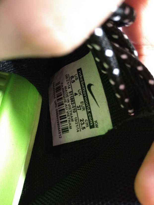 求鉴定耐克鞋真伪。在耐克折扣店买的,不知道