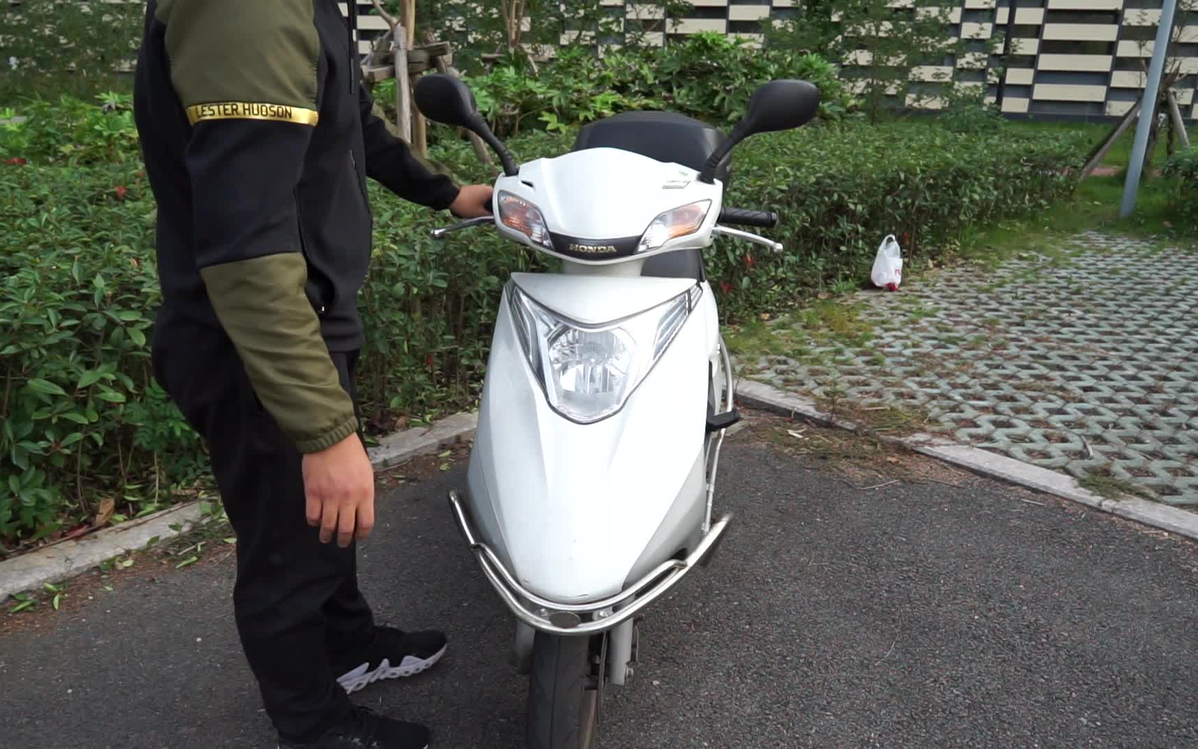 无痕 改装  :五羊本田睿御110 改装led大灯